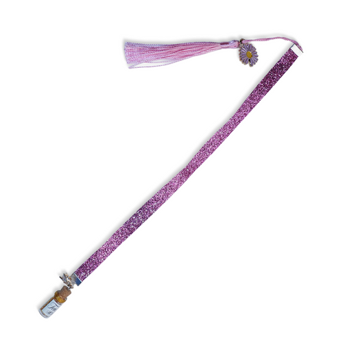 Separador de liston color rosa brillante con borla, coldije y frasco con semillas de mostaza