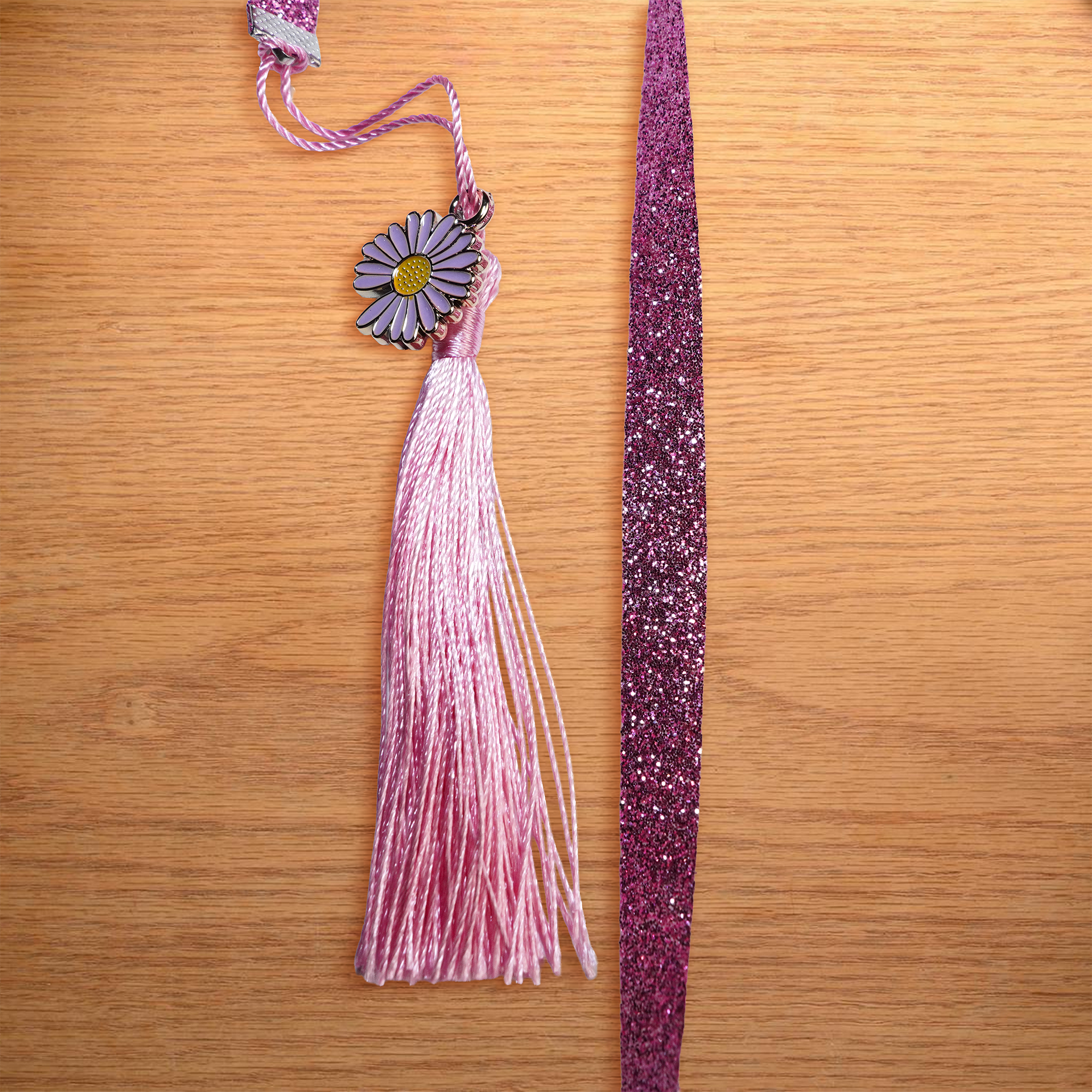 Separador de liston color rosa brillante con borla, coldije y frasco con semillas de mostaza