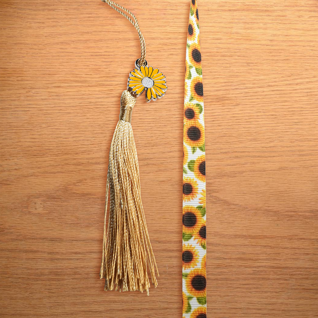 Separador de liston con diseño de girasoles, borla, coldije y frasco con semillas de mostaza