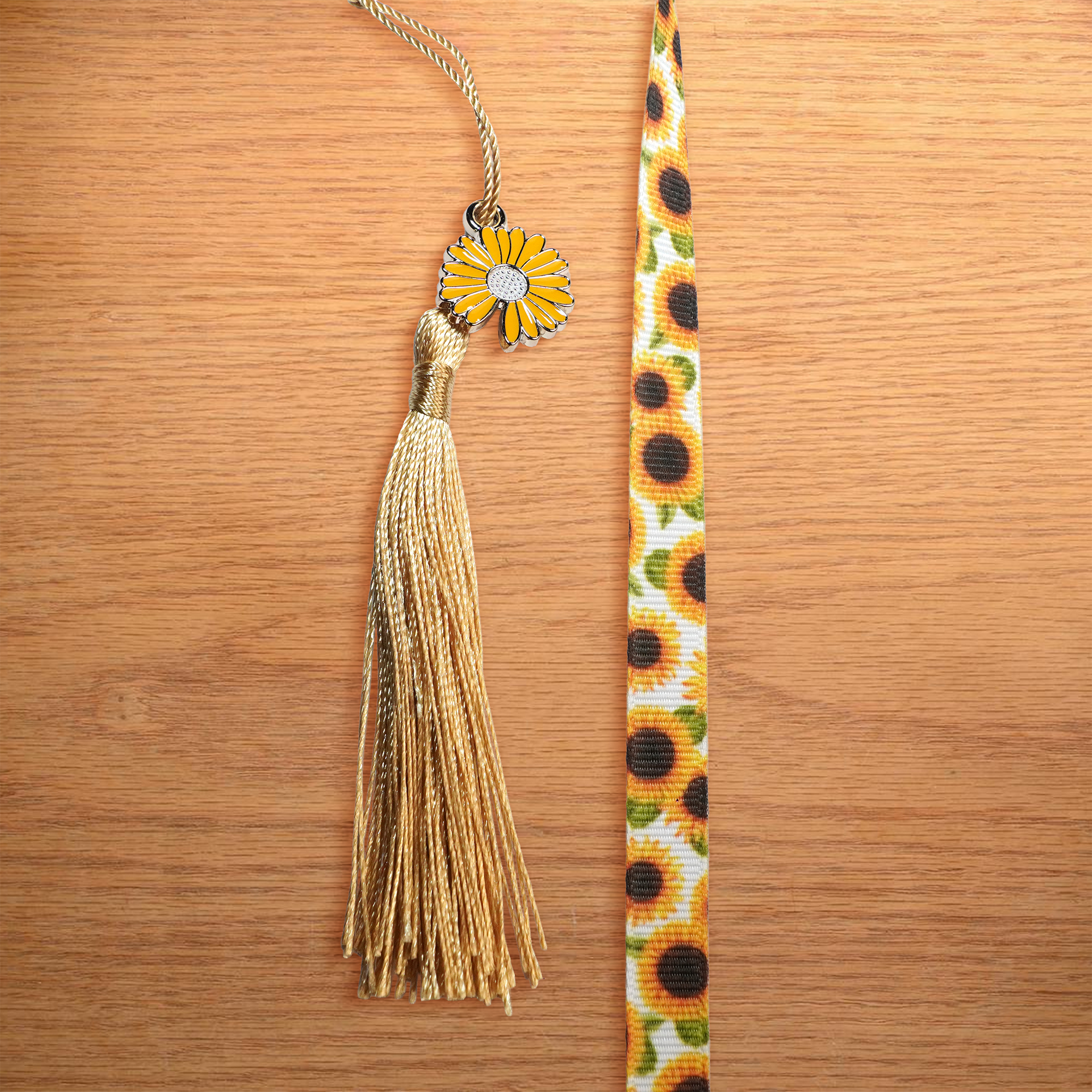 Separador de liston con diseño de girasoles, borla, coldije y frasco con semillas de mostaza
